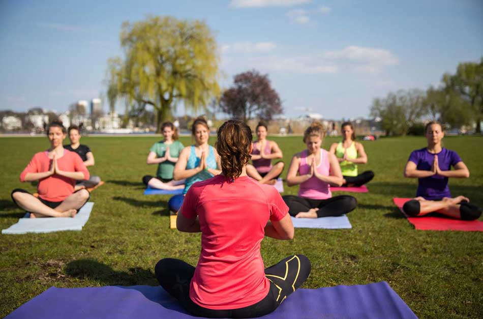 Mitarbeiter die Firmenyoga durchführen